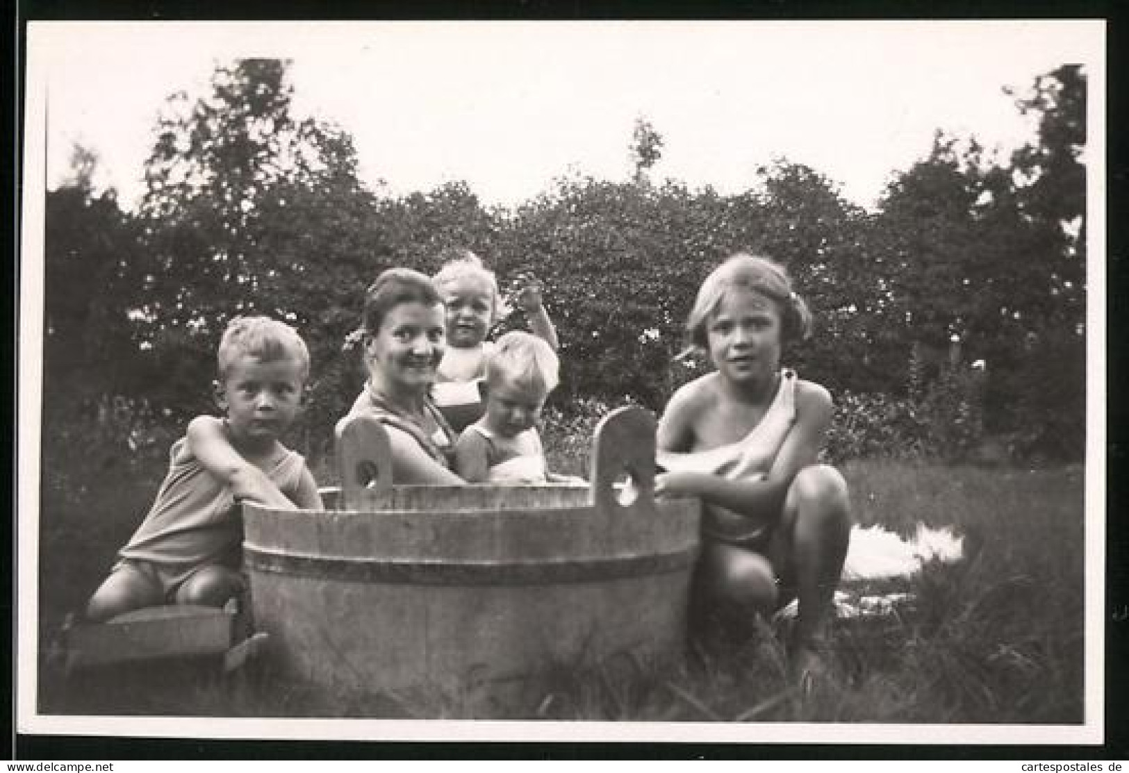 Fotografie Mutterglück, Mutter Mit Spielenden Kindern Am Zuber Im Garten  - Other & Unclassified