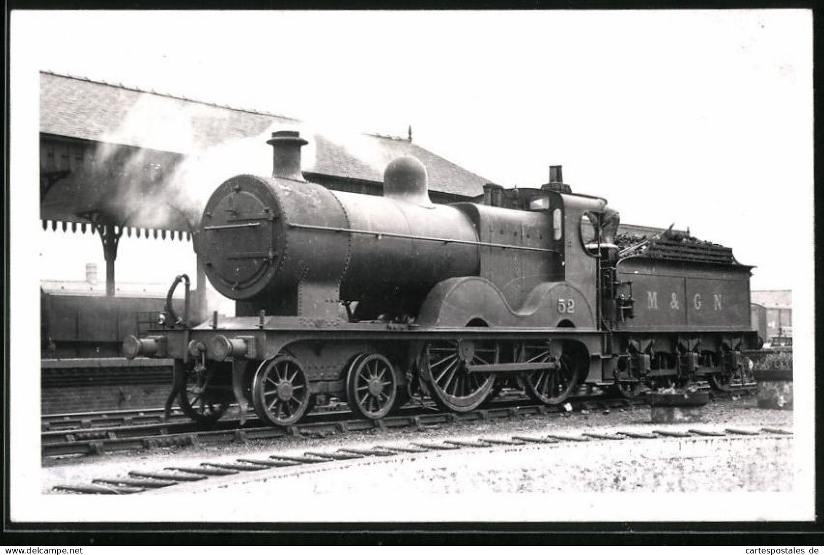 Fotografie Britische Eisenbahn, Dampflok, Tender-Lokomotive Nr. 52 Am Bahnhof  - Eisenbahnen
