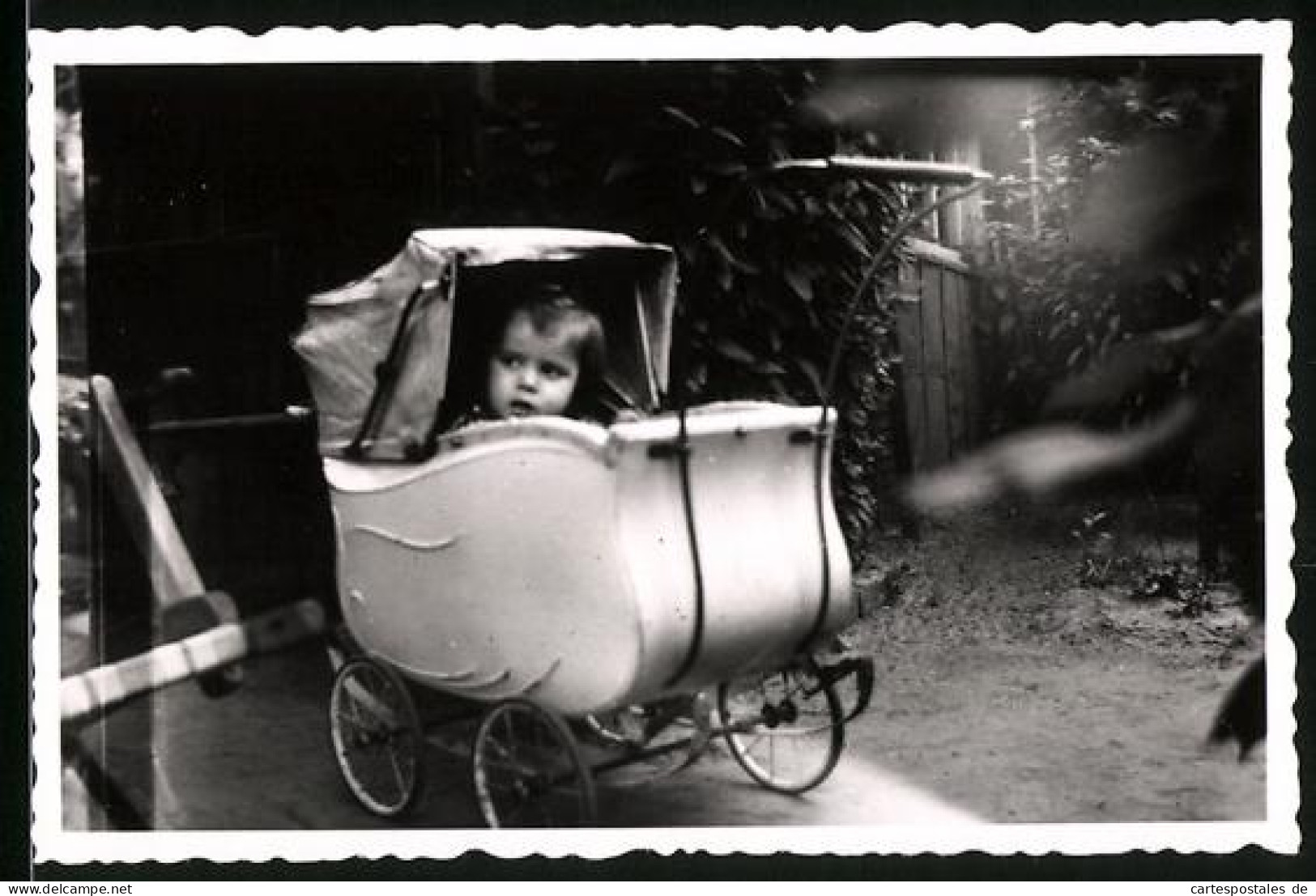 Fotografie Kleines Mädchen Hat Sich Im Kinderwagen Versteckt  - Other & Unclassified