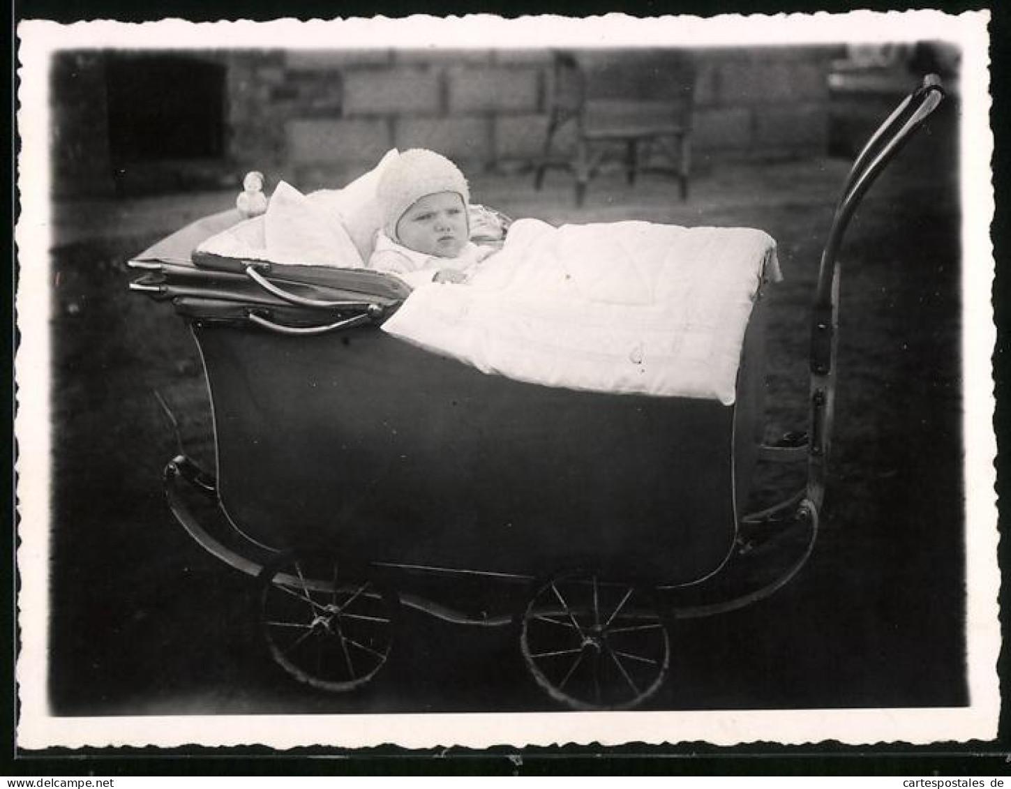 Fotografie Baby Warm Eingepackt Im Kinderwagen Liegend  - Other & Unclassified