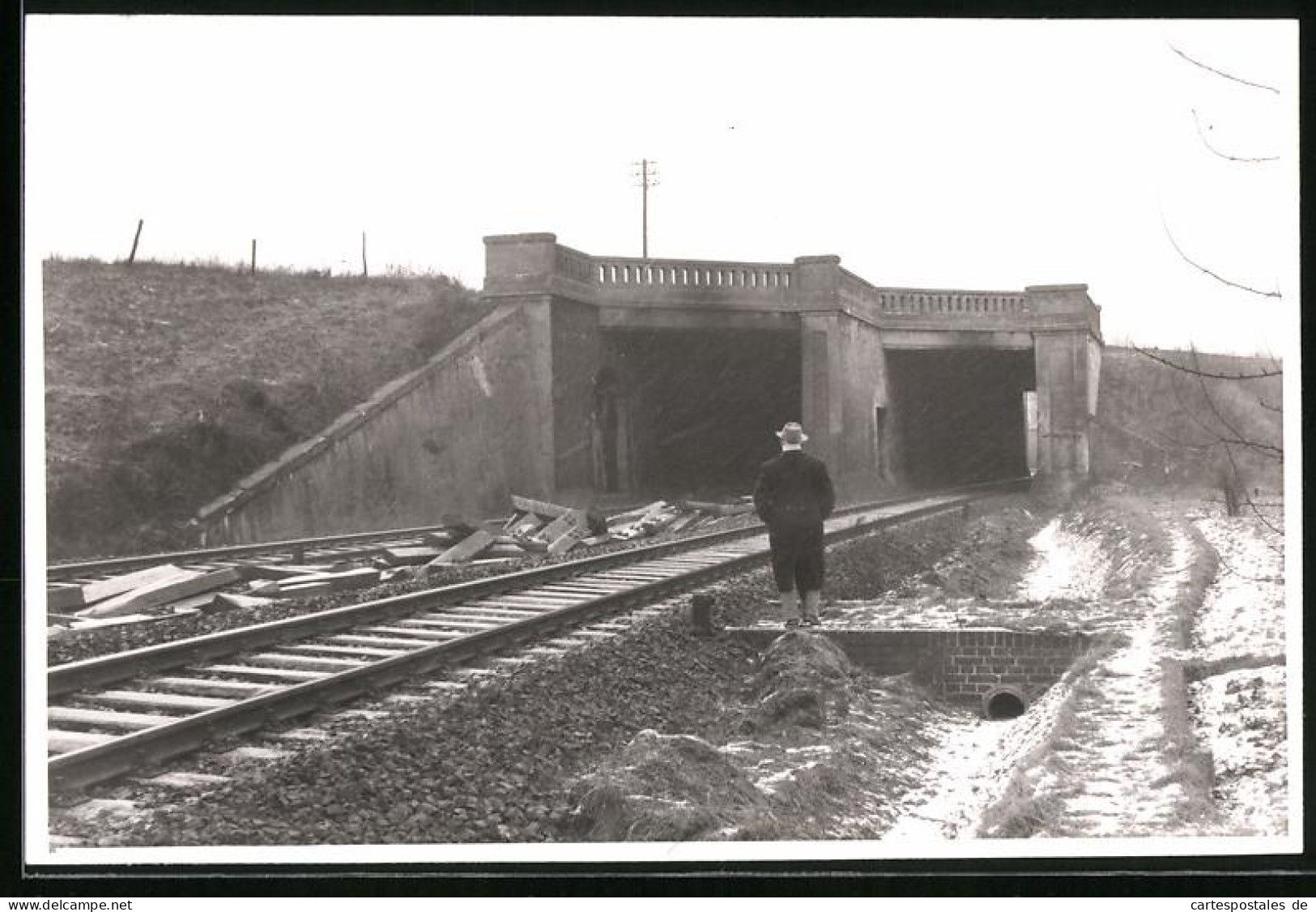 Fotografie Unbekannter Fotograf, Ansicht Göttingen, Mann Betrachtet Eisenbahn-Unterführung  - Orte