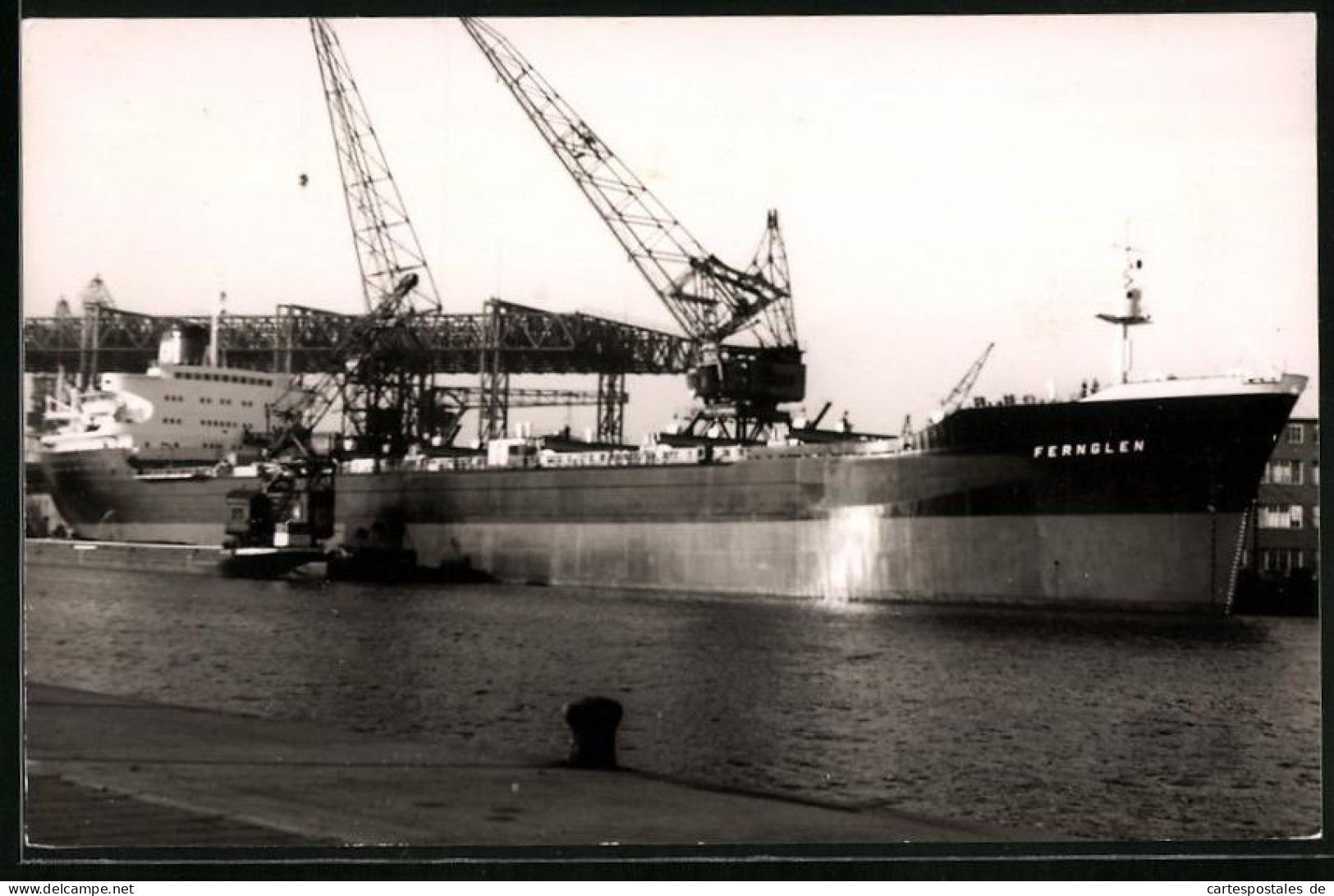 Fotografie Frachtschiff Fernglen Nebst Hafenkran Und Schwimmkran  - Bateaux