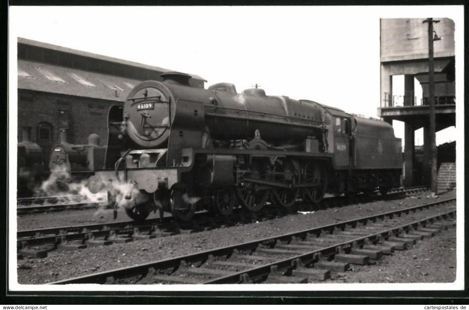 Fotografie Britische Eisenbahn, Dampflok, Tender-Lokomotive Nr. 46109 Im Bahnhof  - Eisenbahnen