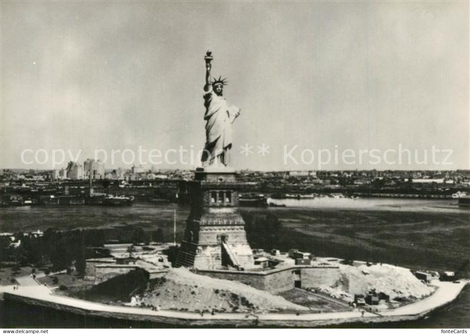 73590461 New_York_City Statue Of Liberty In Front Of New York Harbour Aerial Vie - Altri & Non Classificati