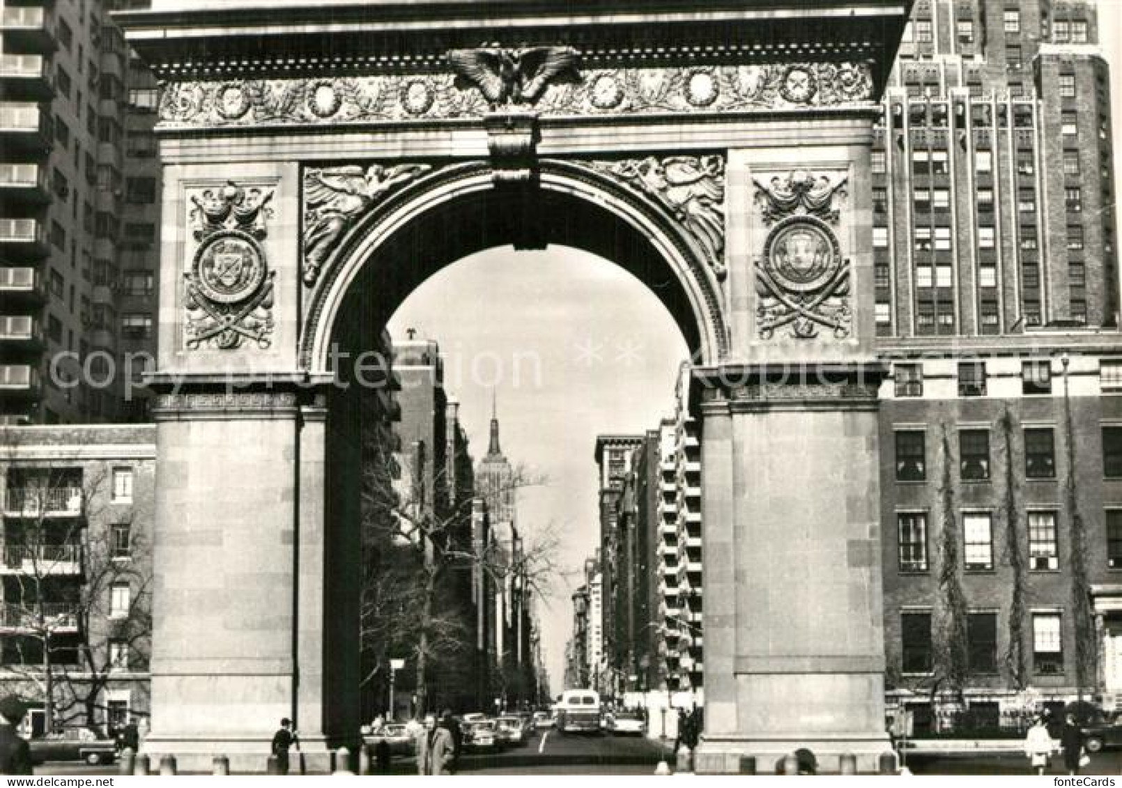 73590459 New_York_City Fifth Avenue Arch Of Triumph In Washington Square - Altri & Non Classificati
