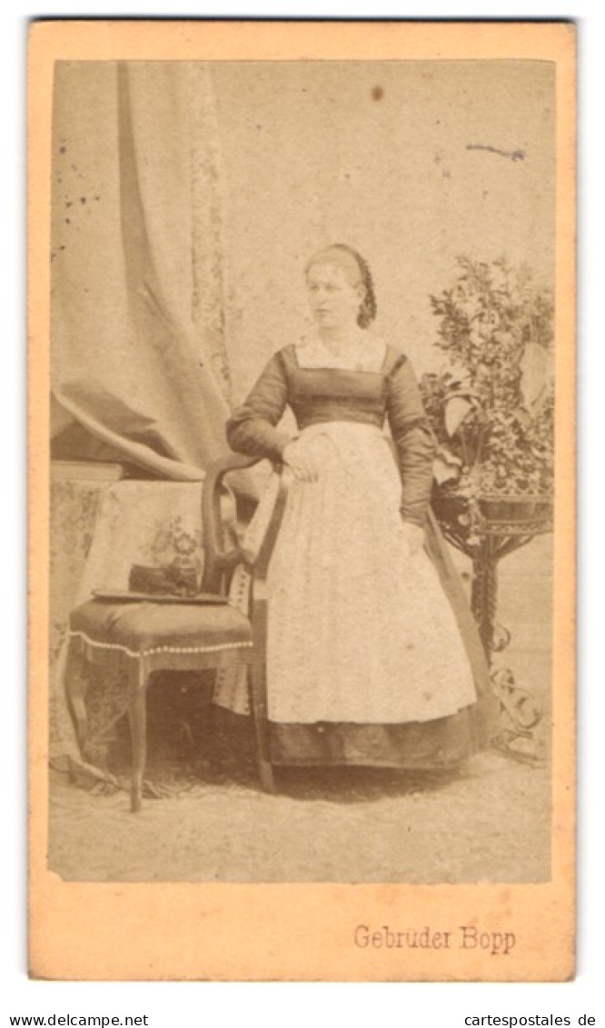 Fotografie Gebrüder Bopp, Innsbruck, Junge Dame Im Kleid Mit Schürze  - Anonyme Personen