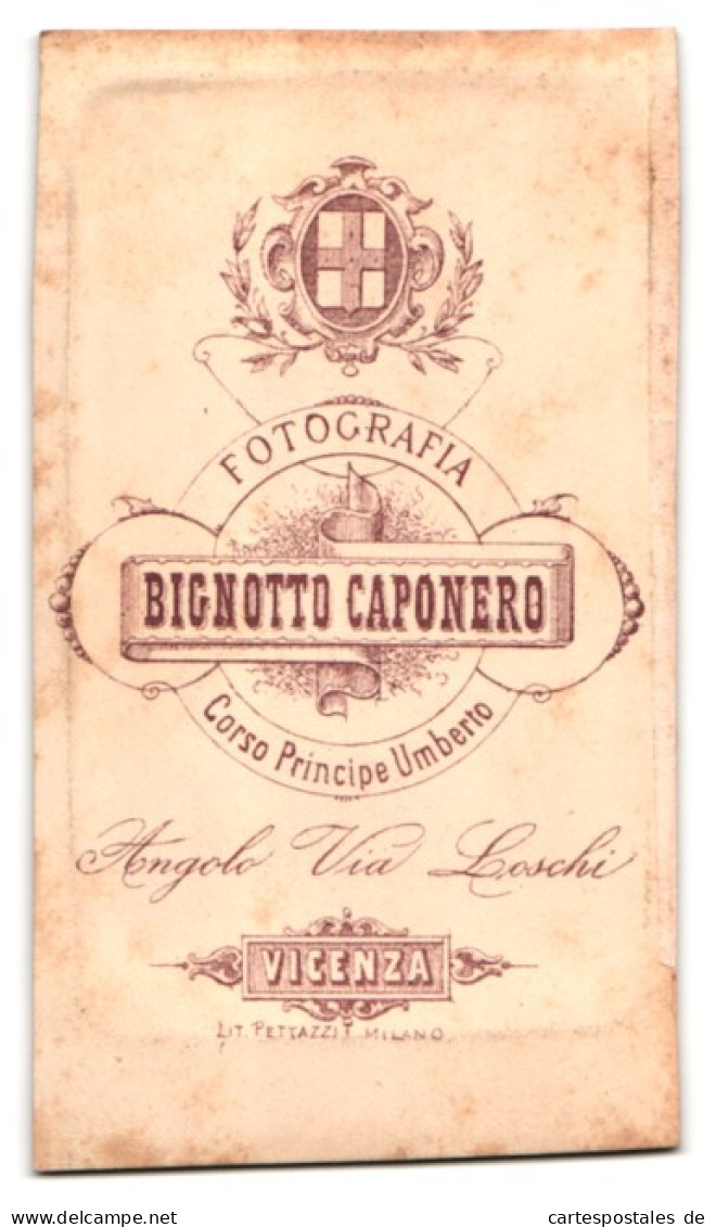 Foto Bignotto Caponero, Vicenza, Angolo Via Loschi, Eleganter Herr An Einer Säule Stehend  - Anonyme Personen