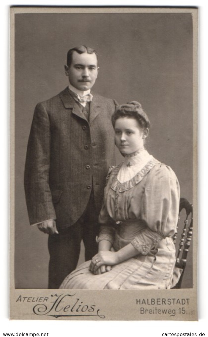Fotografie Helios, Halberstadt, Breiteweg 15, Junges Ehepaar In Festtagskleidung  - Anonymous Persons