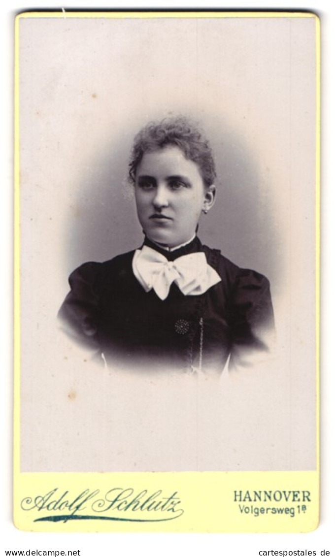 Fotografie Adolf Schlutz, Hannover, Volgersweg 1b, Junge Dame Mit Schleifenkragen  - Anonymous Persons