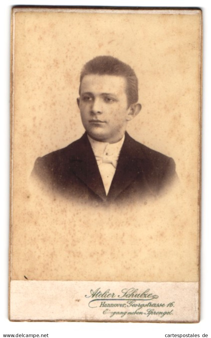 Fotografie Schulze, Hannover, Georgstrasse 16, Bürgerlicher Junger Mann Im Anzug  - Anonyme Personen