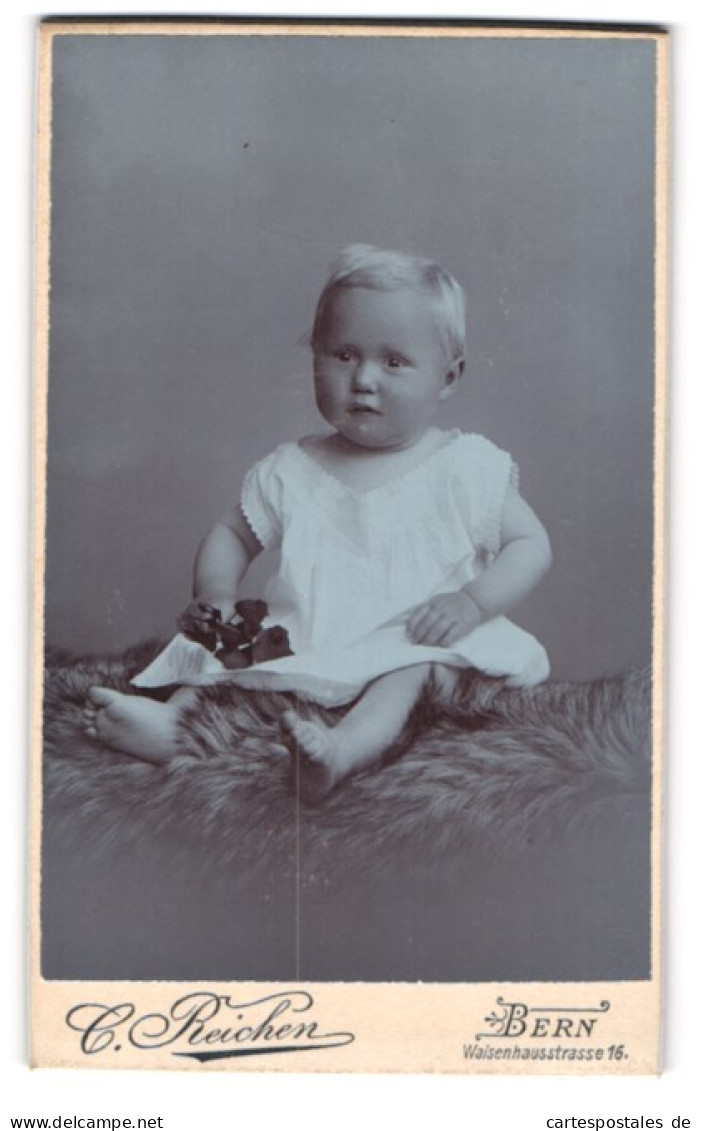 Fotografie C. Reichen, Bern, Waisenhausstrasse 16, Niedliches Baby Auf Fell Mit Blume  - Anonyme Personen