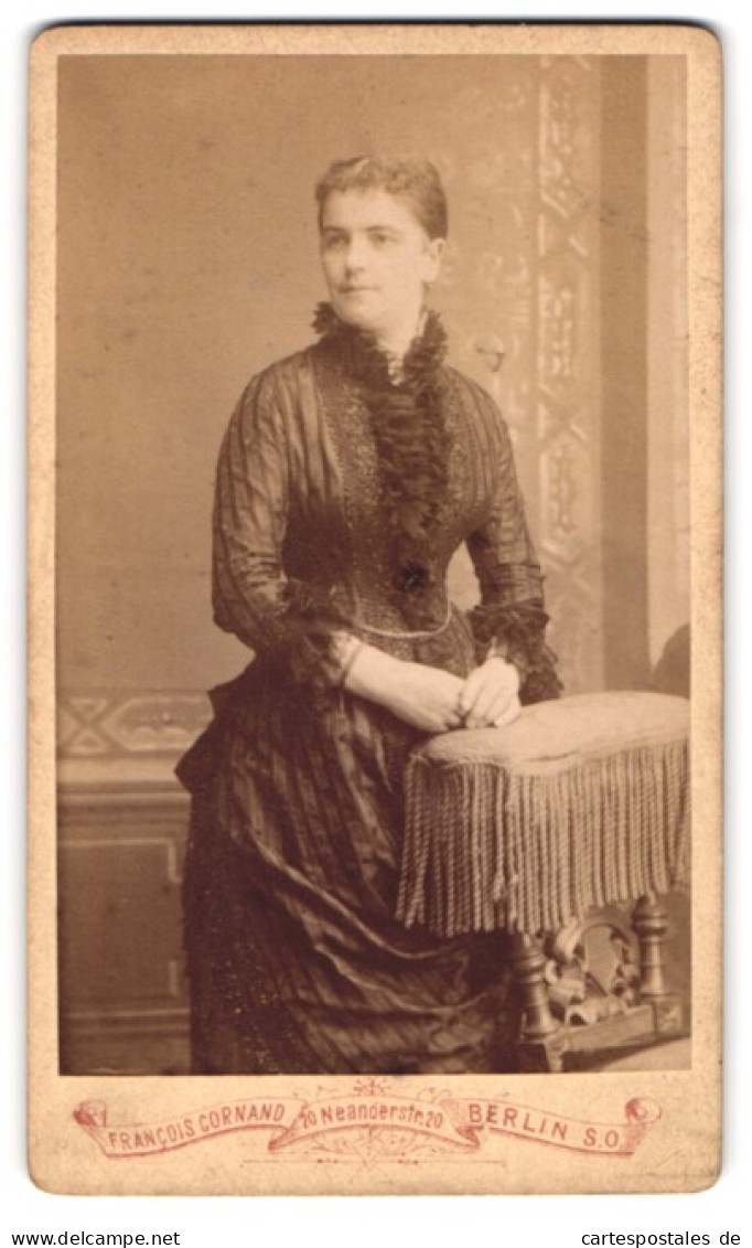 Fotografie Francois Cornand, Berlin, Neander Strasse 20, Bürgerliche Dame Im Rüschenkleid  - Anonyme Personen