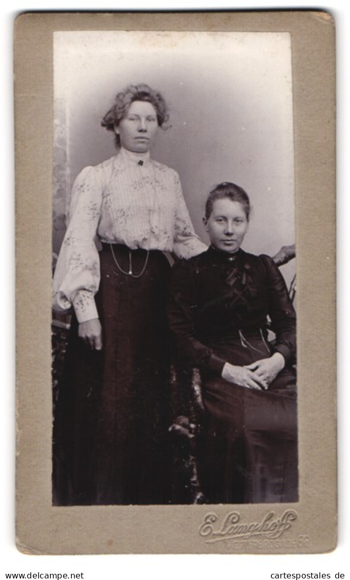 Fotografie E. Langhof, Kopenhagen, Vesterbrogade 56, Zwei Schwestern In Hochgeschlossenen Kleidern  - Anonyme Personen