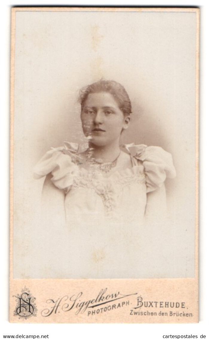 Fotografie A. Siggelkow, Buxtehude, Bürgerliche Junge Dame Im Weissen Puffärmelkleid  - Anonyme Personen