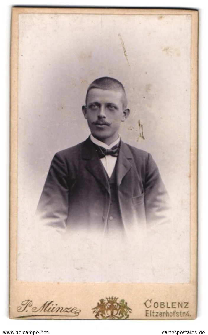 Fotografie P. Münze, Coblenz, Eltzerhofstrasse 4, Bürgerlicher Herr Im Anzug  - Anonymous Persons