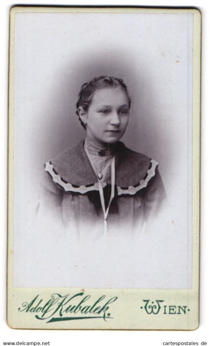 Fotografie Adolf Kubalek, Wien, Gersthoferstrasse 28, Junge Dame Im Kleid Mit Grossem Kragen  - Anonymous Persons