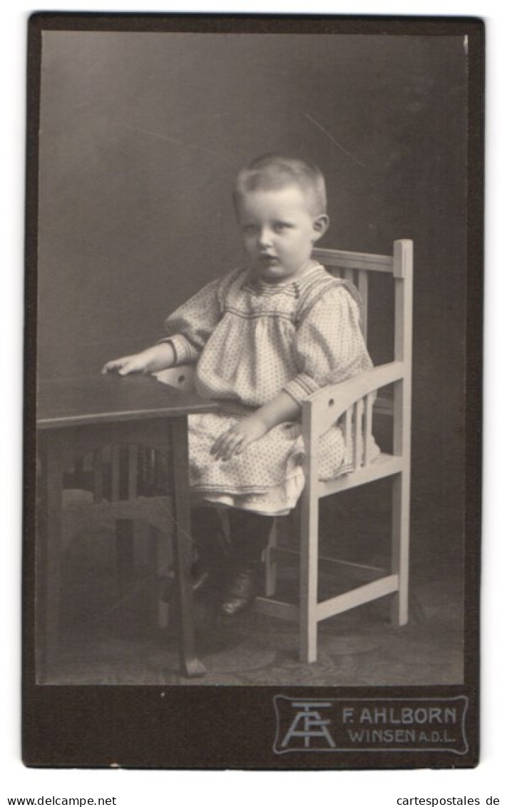 Fotografie F. Ahlborn, Winsen A.d.L., Kleinkind Auf Einem Stuhl Sitzend  - Anonyme Personen