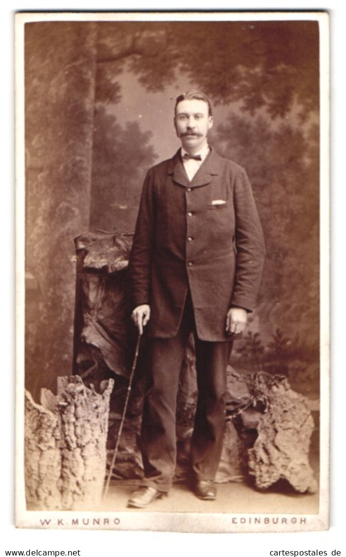 Photo W.K. Munro, Edinburgh, North Ritt Street, Eleganter Herr Mit Gehstock  - Anonyme Personen