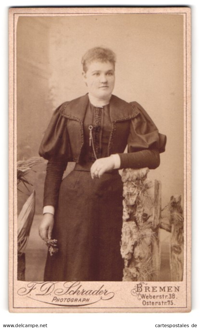 Fotografie J.D. Schrader, Bremen, Weber-Strasse 38, Junde Dame Im Dunklen Kleid Mit Blume In Der Hand  - Anonymous Persons