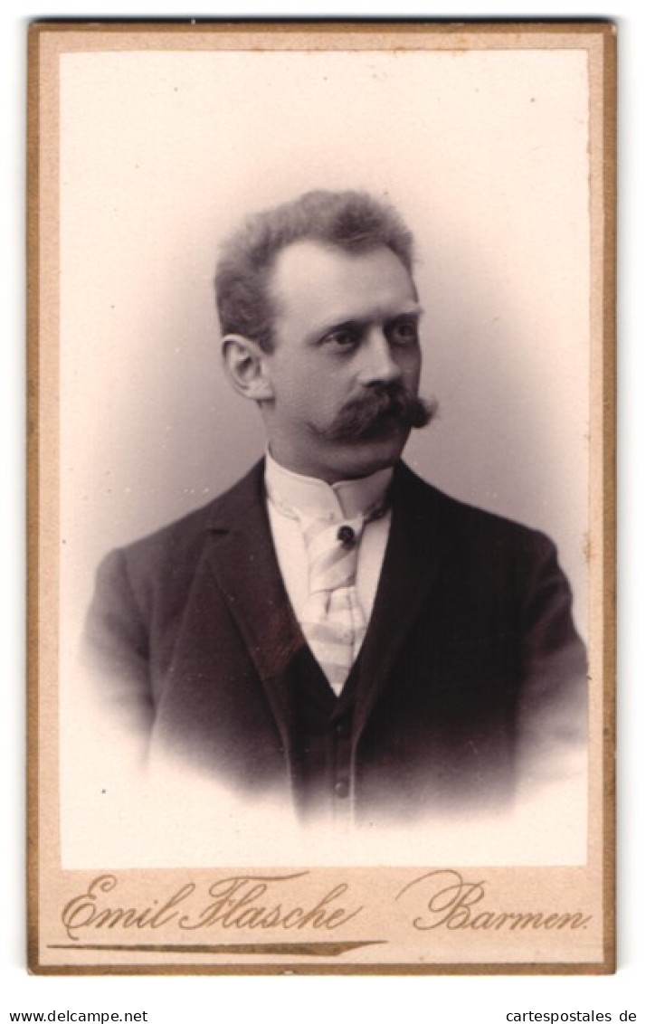 Fotografie Emil Flasche, Barmen, Heckinghauser-Strasse 25, Eleganter Herr Mit Grossem Schnurrbart  - Anonymous Persons