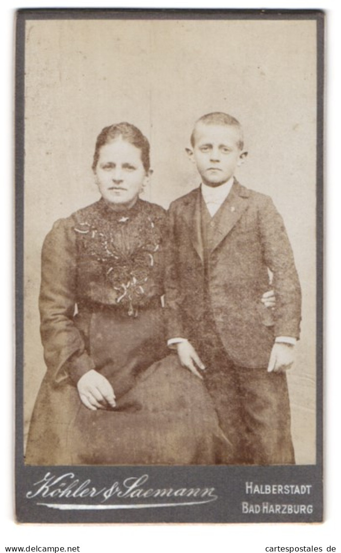 Fotografie Köhler & Saemann, Halberstadt, Heinrich Juliusstrasse 8, Mutter Mit Sohn In Dunkler Kleidung  - Anonymous Persons