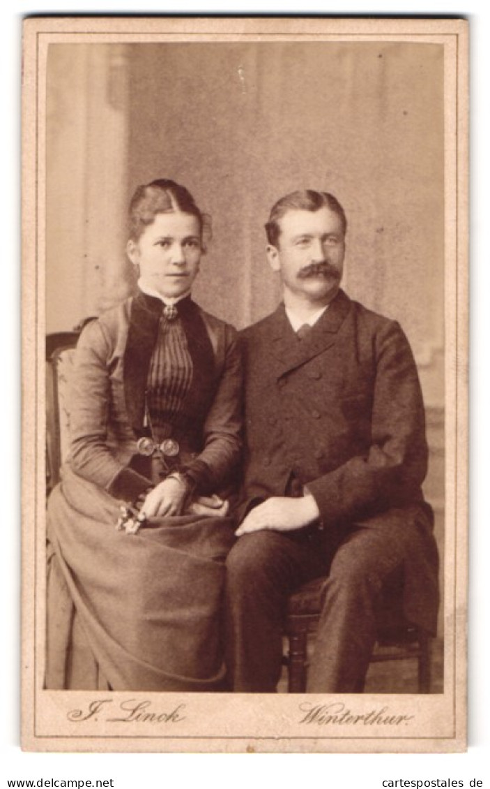 Fotografie F. Linck, Winterthur, Gut Bürgerliches Ehepaar Sittsam Auf Einem Stuhl Sitzend  - Anonieme Personen