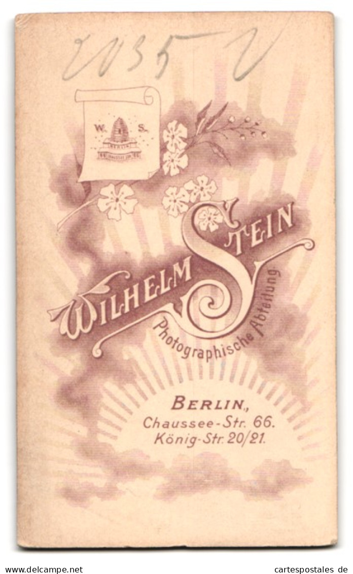 Fotografie Wilhelm Stein, Berlin, Chaussee-Strasse 66, Junger Mann Mit Streng Gescheitelter Frisur  - Personnes Anonymes