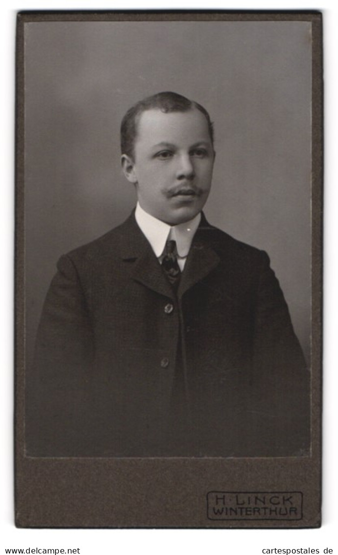 Fotografie H. Linck, Winterthur, Georgenstrasse 38, Junger Mann Mit Halbglatze Im Dunklen Anzug  - Anonyme Personen