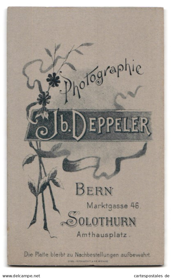 Fotografie Jb. Deppeler, Bern, Marktgasse 46, Junge Im Anzug Mit Hut In Der Hand  - Anonieme Personen