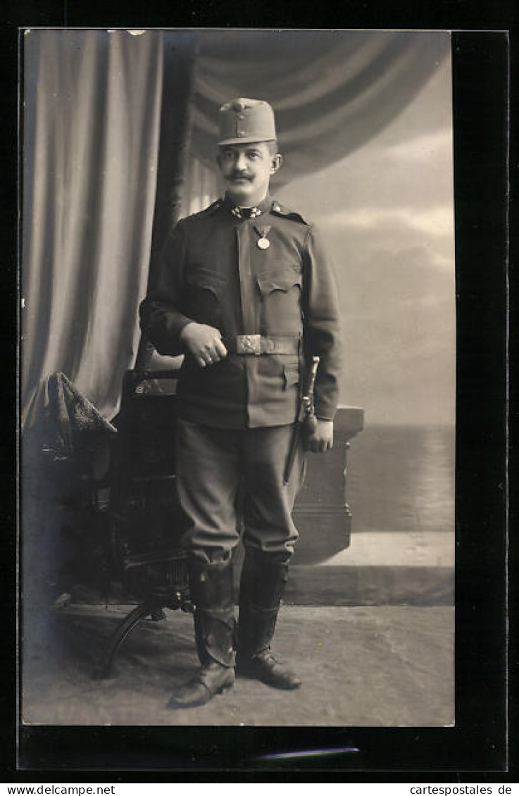 AK Portrait Eines Jungen österreichischen Soldaten Mit Schnurrbart Und Orden  - Weltkrieg 1914-18