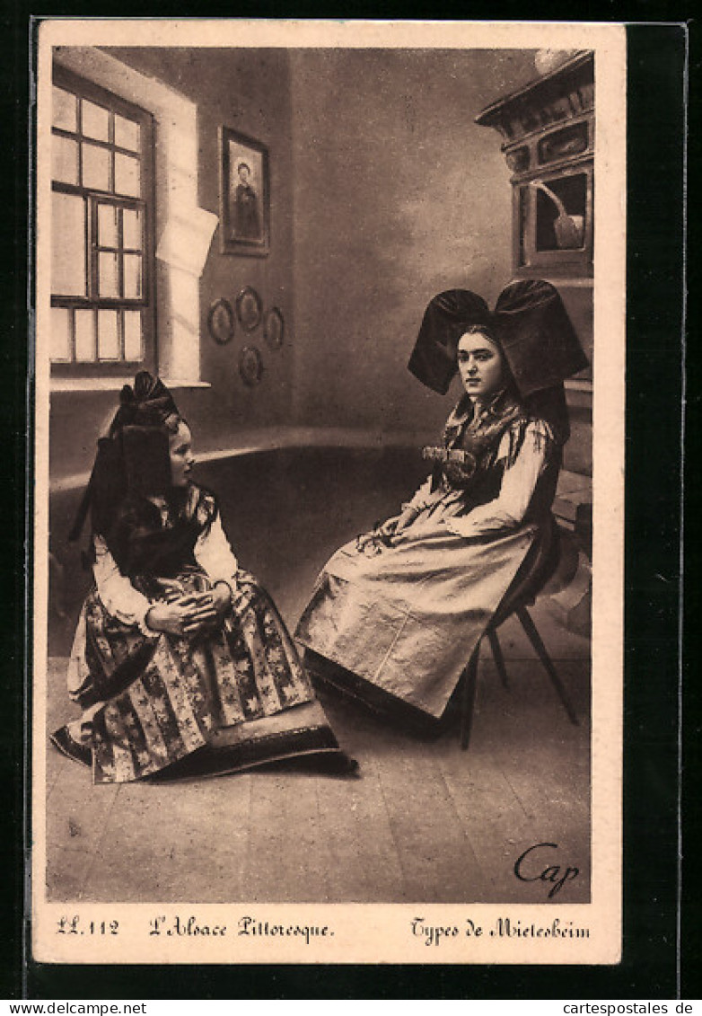 AK Zwei Mädchen In Elsässischer Tracht Beim Plauschen  - Costumes