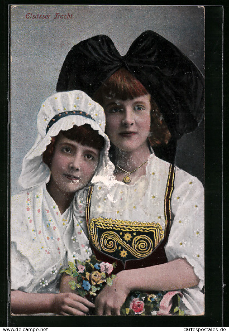 AK Mutter Und Tochter In Elsässischer Tracht Aneinander Gekuschelt  - Costumes