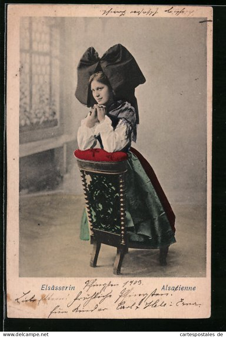 AK Junge Elsässerin Auf Einem Stuhl Kniend Mit Gefalteten Händen  - Costumes