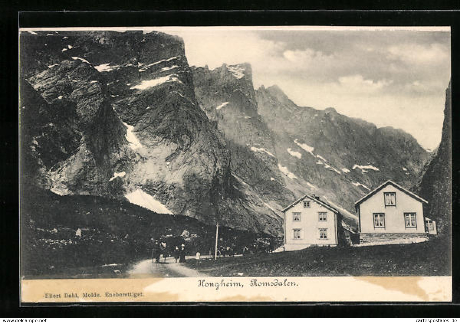 AK Hongheim /Romsdalen, Häuser An Der Strasse Vor Bergkulisse  - Norway