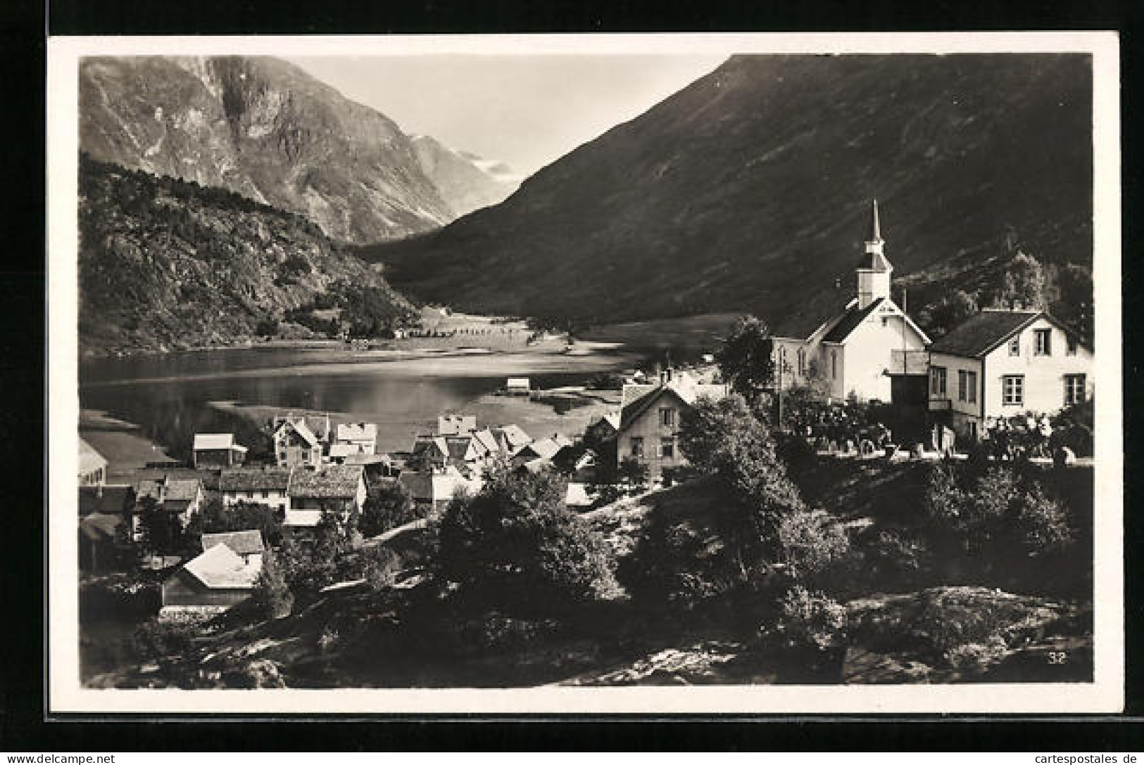 AK Hellesylt, Ortsansicht Mit Kirche Und Bergpanorama Im Sonnenschein  - Norvegia