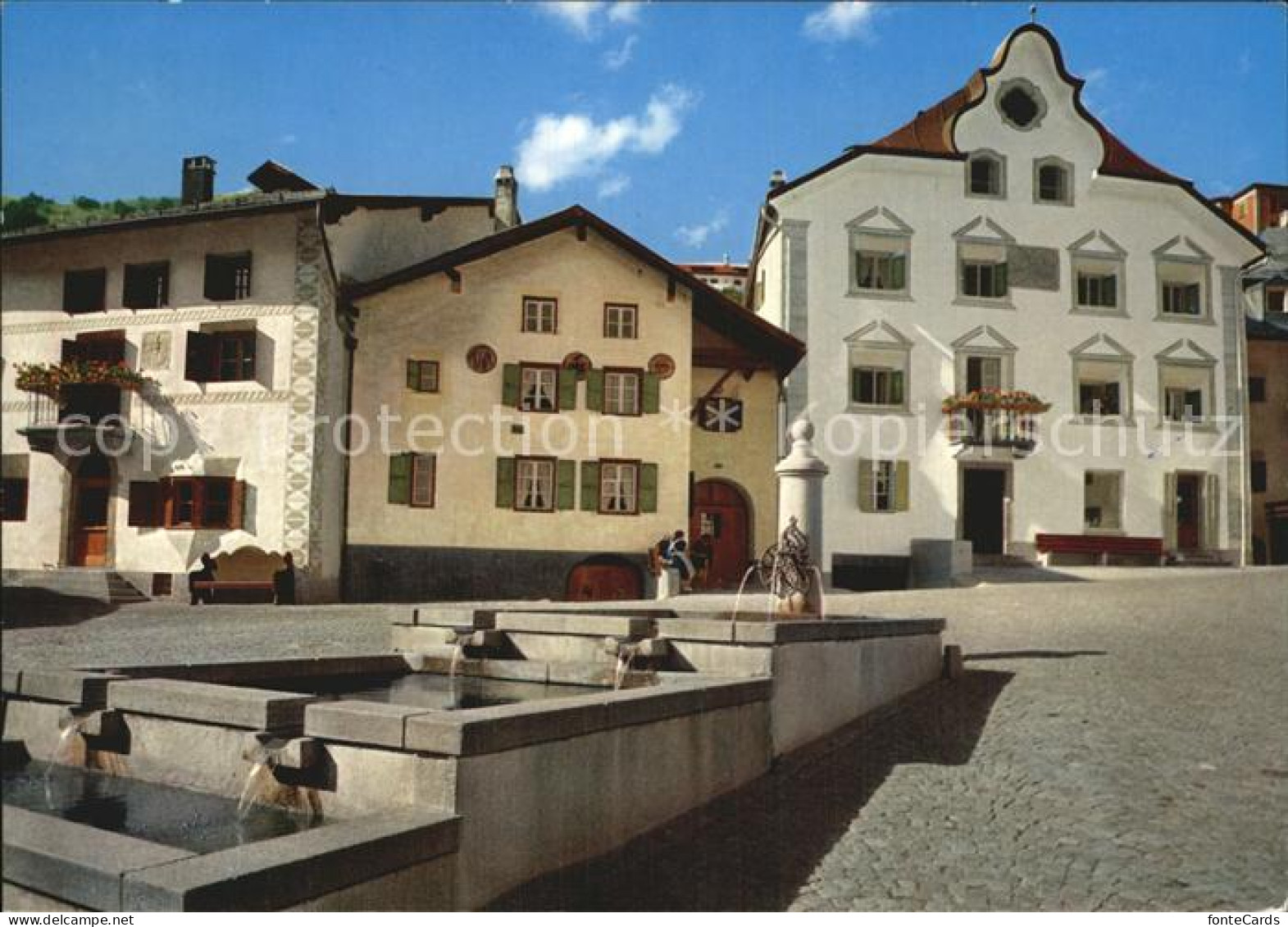 12456798 Scuol Tarasp Vulpera Dorfplatz Brunnen Scuol - Autres & Non Classés