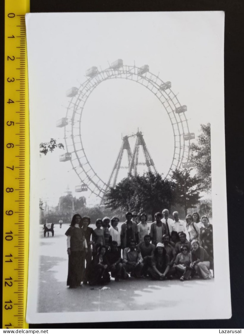 #15   Anonymous Persons  - Man And Woman In Front Of The Ferris Wheel - Personnes Anonymes