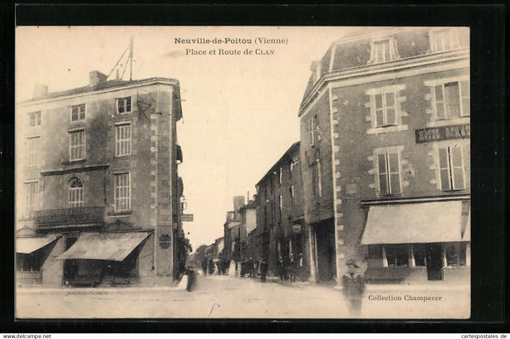 CPA Neuville-de-Poitou, Place Et Route De Clan  - Neuville En Poitou