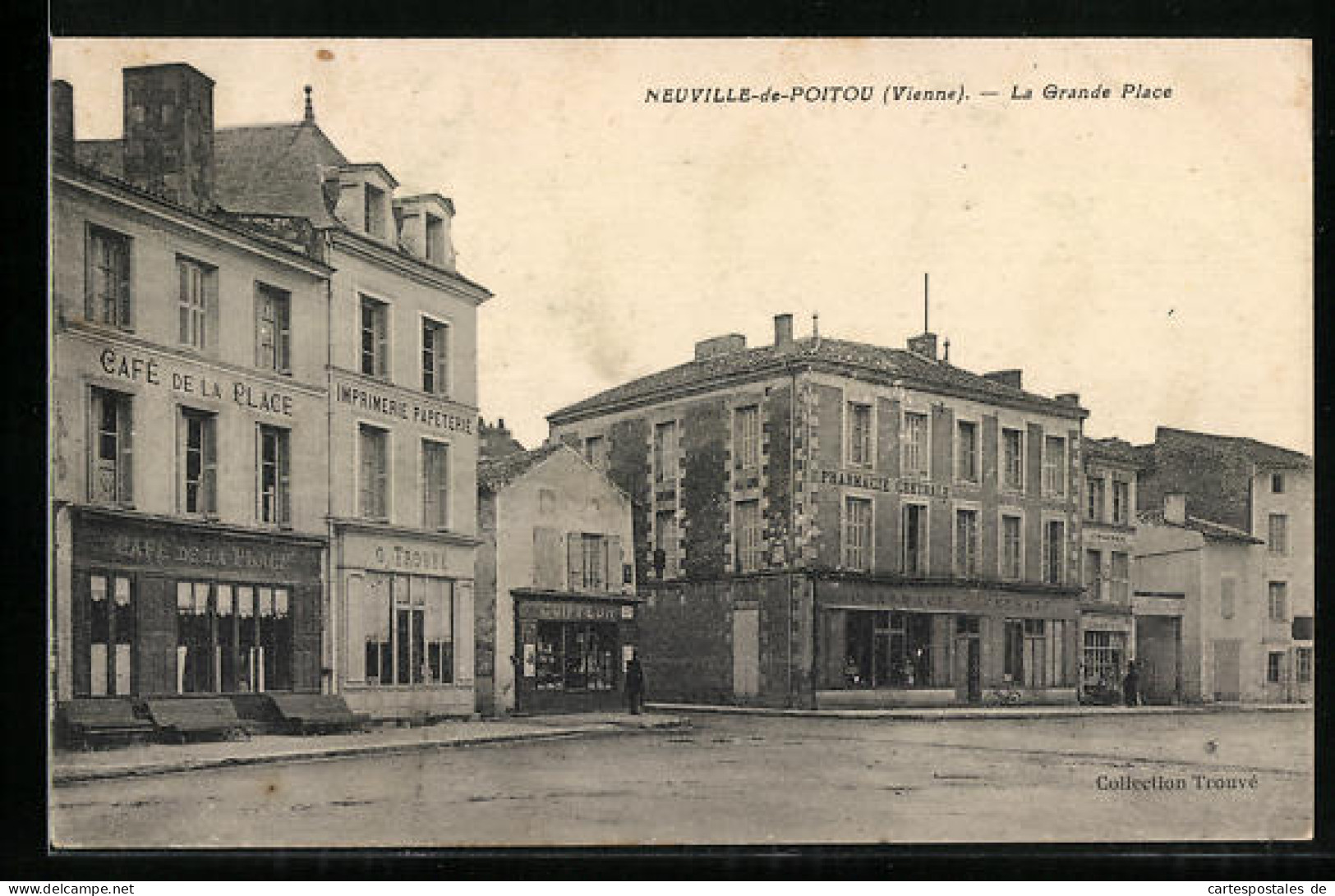 CPA Neuville-de-Poitou, La Grande Place  - Neuville En Poitou