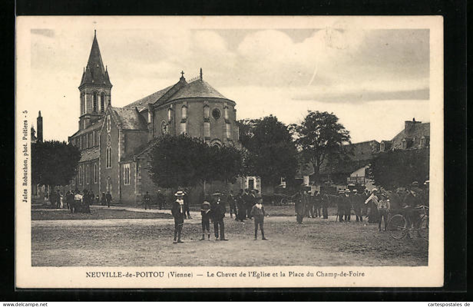 CPA Neuville-de-Poitou, Le Chevet De L`Eglise Et La Place Du Champ-de-Foire  - Neuville En Poitou