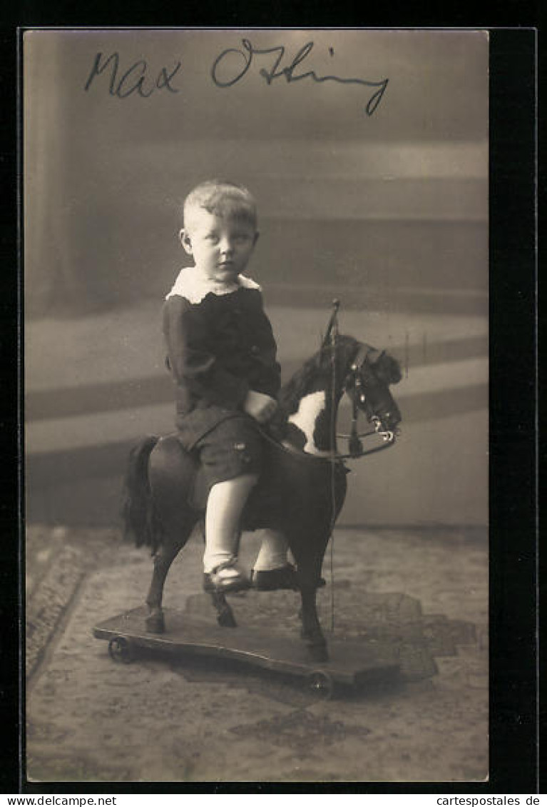 Foto-AK Niedlicher Junge Sitzt Auf Spielzeugpferd  - Usados