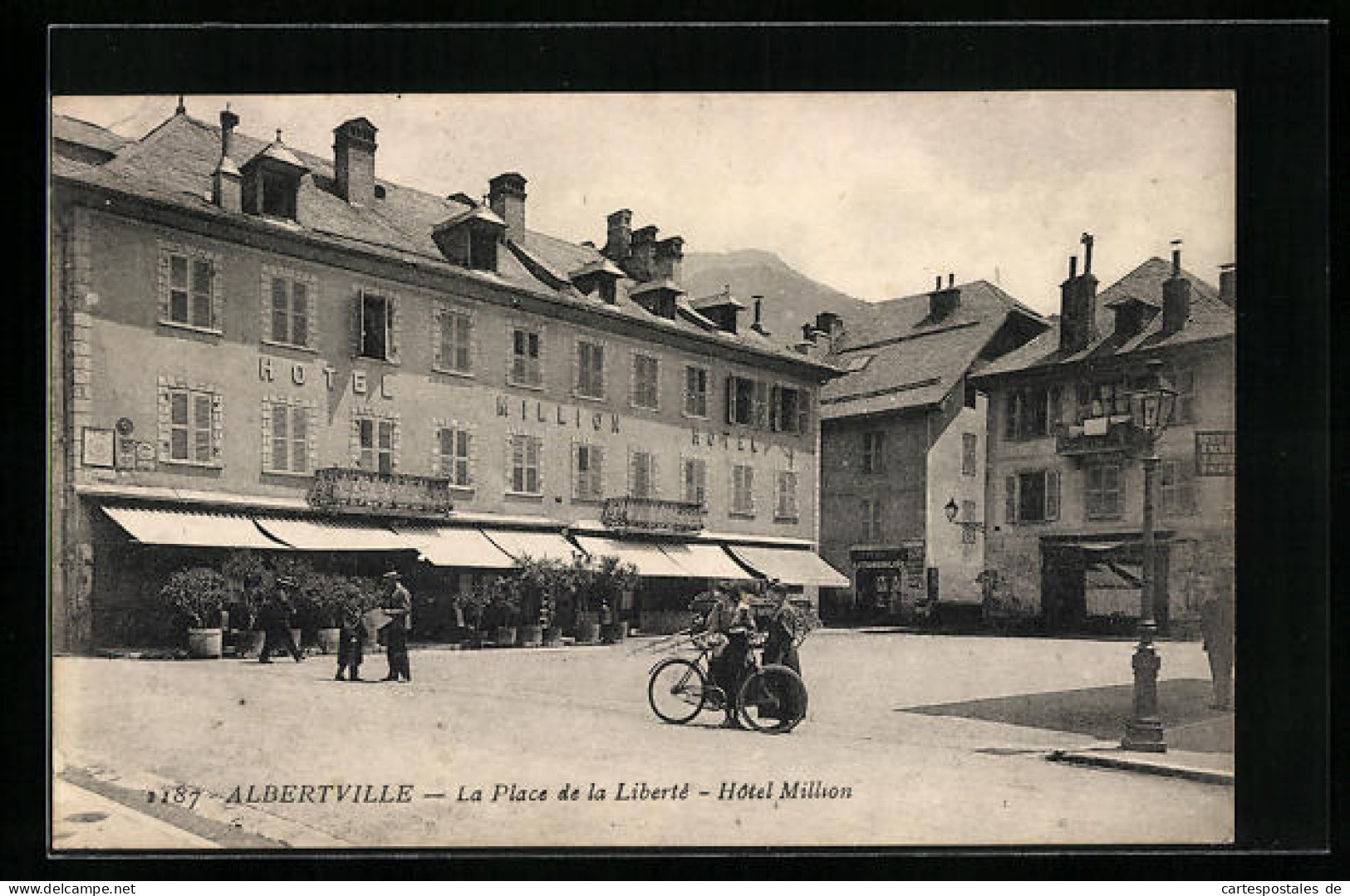 CPA Albertville, La Place De La Liberté, Hotel Million  - Albertville
