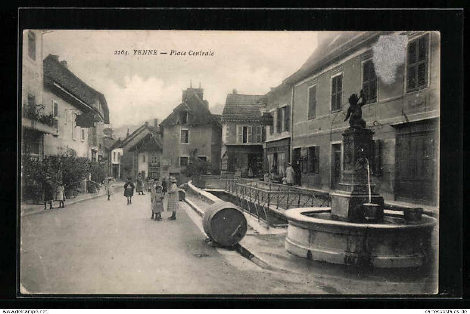 CPA Yenne, Place Centrale  - Yenne