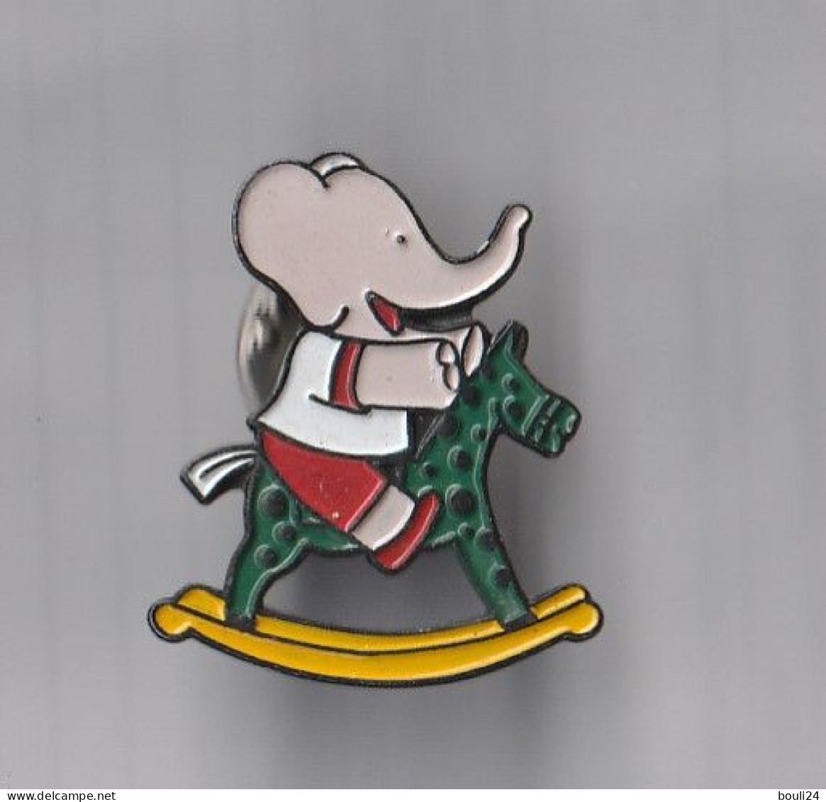 PIN'S THEME  BD  ELEPHANT BABAR ASSIS SUR UN CHEVAL EN BOIS - BD