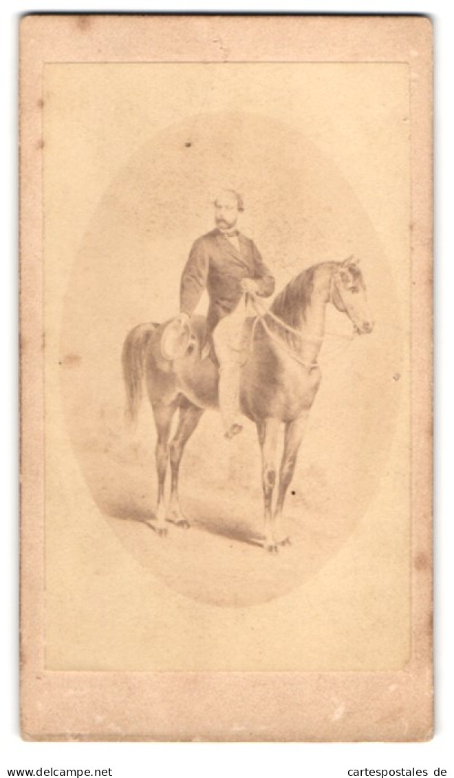 Fotografie Editeur Palme, Paris, Portrait König Georg V. Von Hannover Zu Pferd  - Personalità