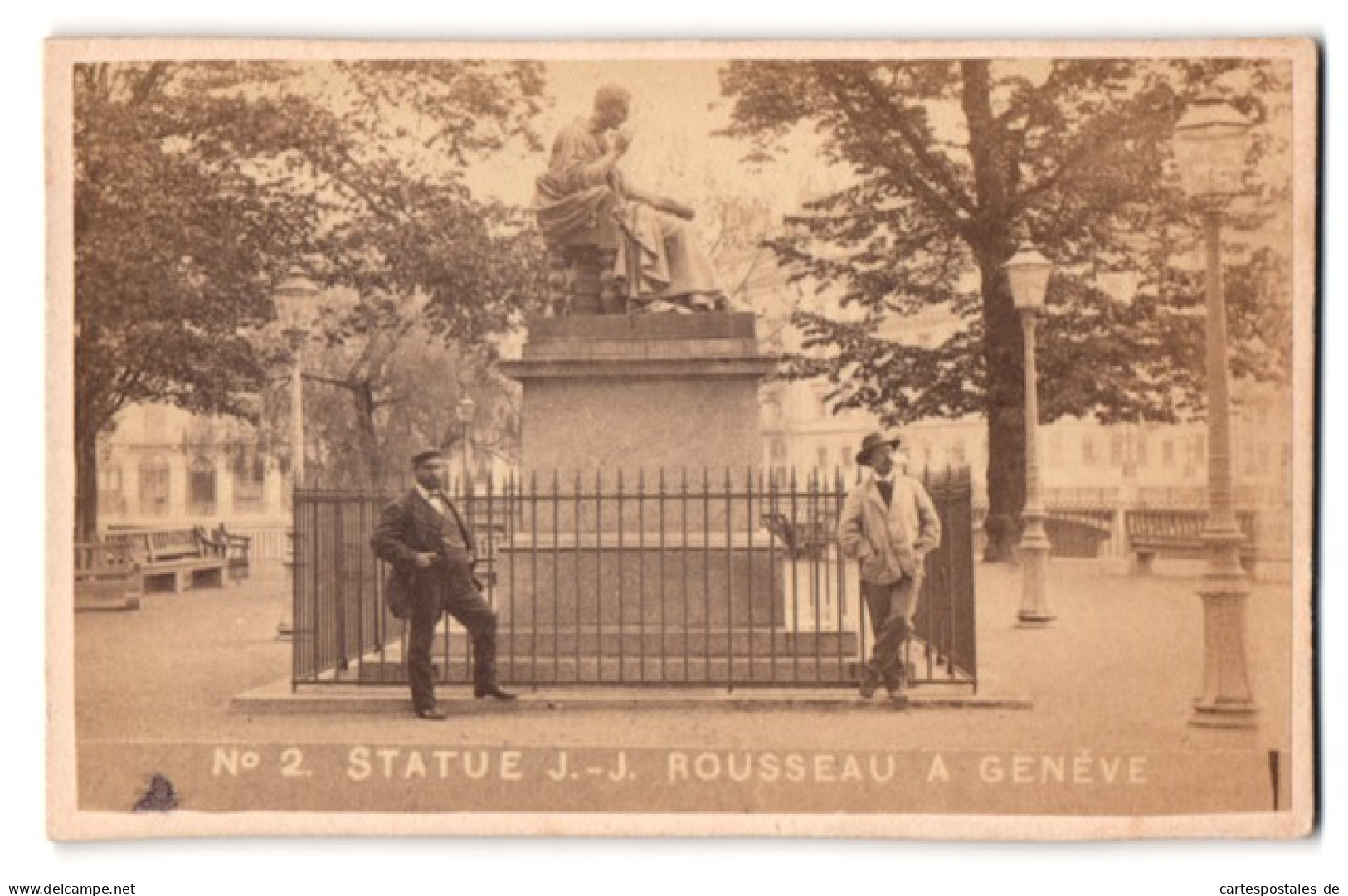 Fotografie Th. Boulanger & Cie, Geneve, Ansicht Genf, Statue Jean-Jacques Rousseau & Bildhaus James Pradier (rechts)  - Beroemde Personen