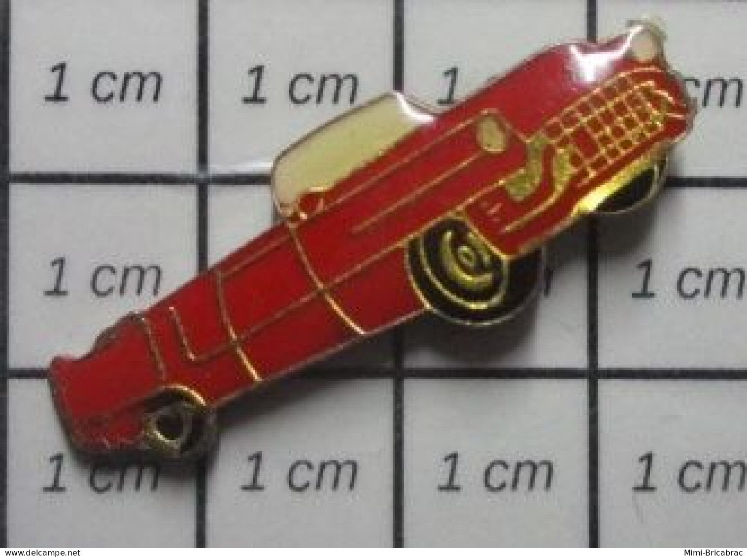 3617 Pin's Pins / Beau Et Rare / AUTOMOBILES / VOITURE AMERICAINE ROUGE ANNEES 50 - Altri & Non Classificati