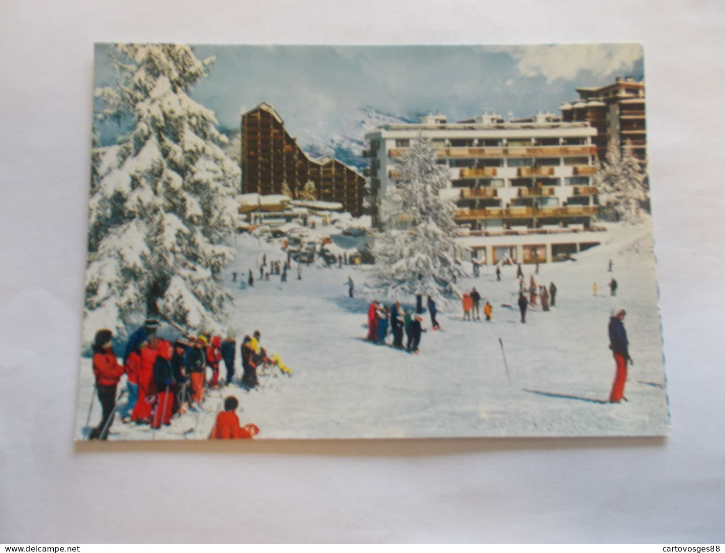 PRA LOUP  ( 04 Alpes De Haute Provence )  VUE DE LA STATION  TRES ANIMEES  NOMBREUX SKIEURS - Sonstige & Ohne Zuordnung