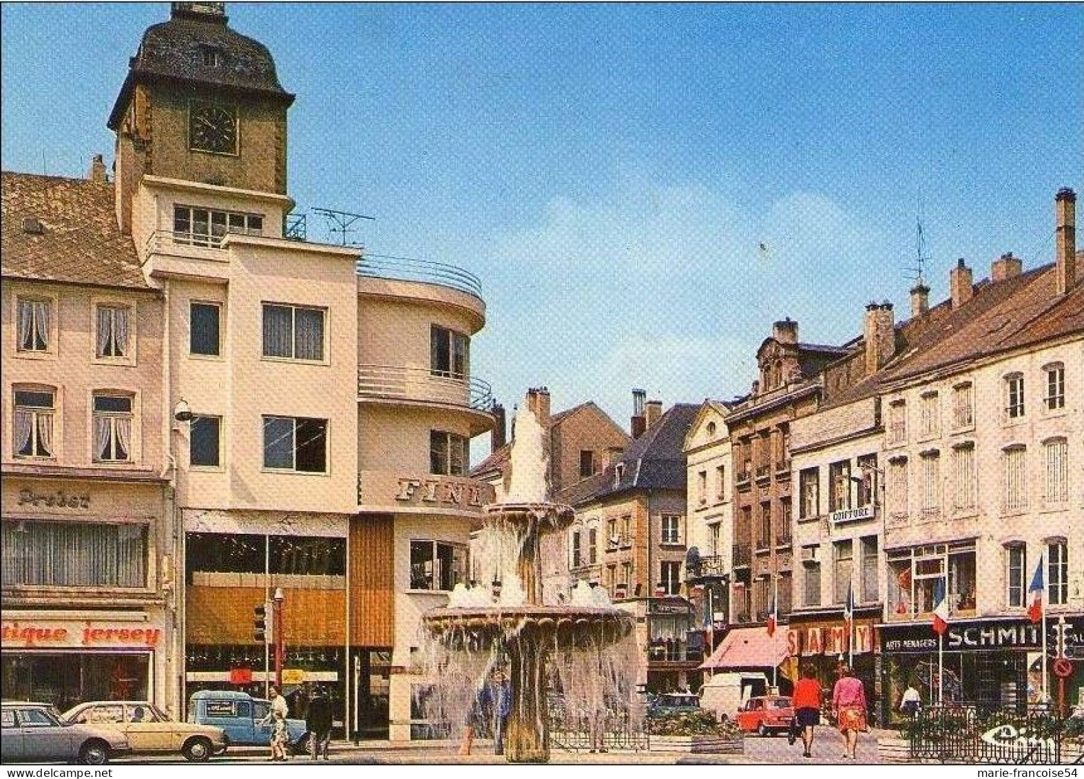 THIONVILLE - Place Du Marché, La Fontaine Et Le Beffroi - Thionville