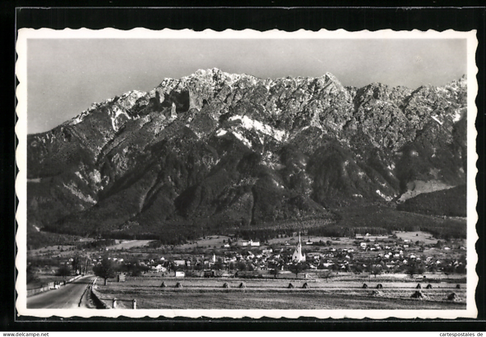 AK Schaan, Ortsansicht Mit Landstrasse Und Bergwand  - Liechtenstein